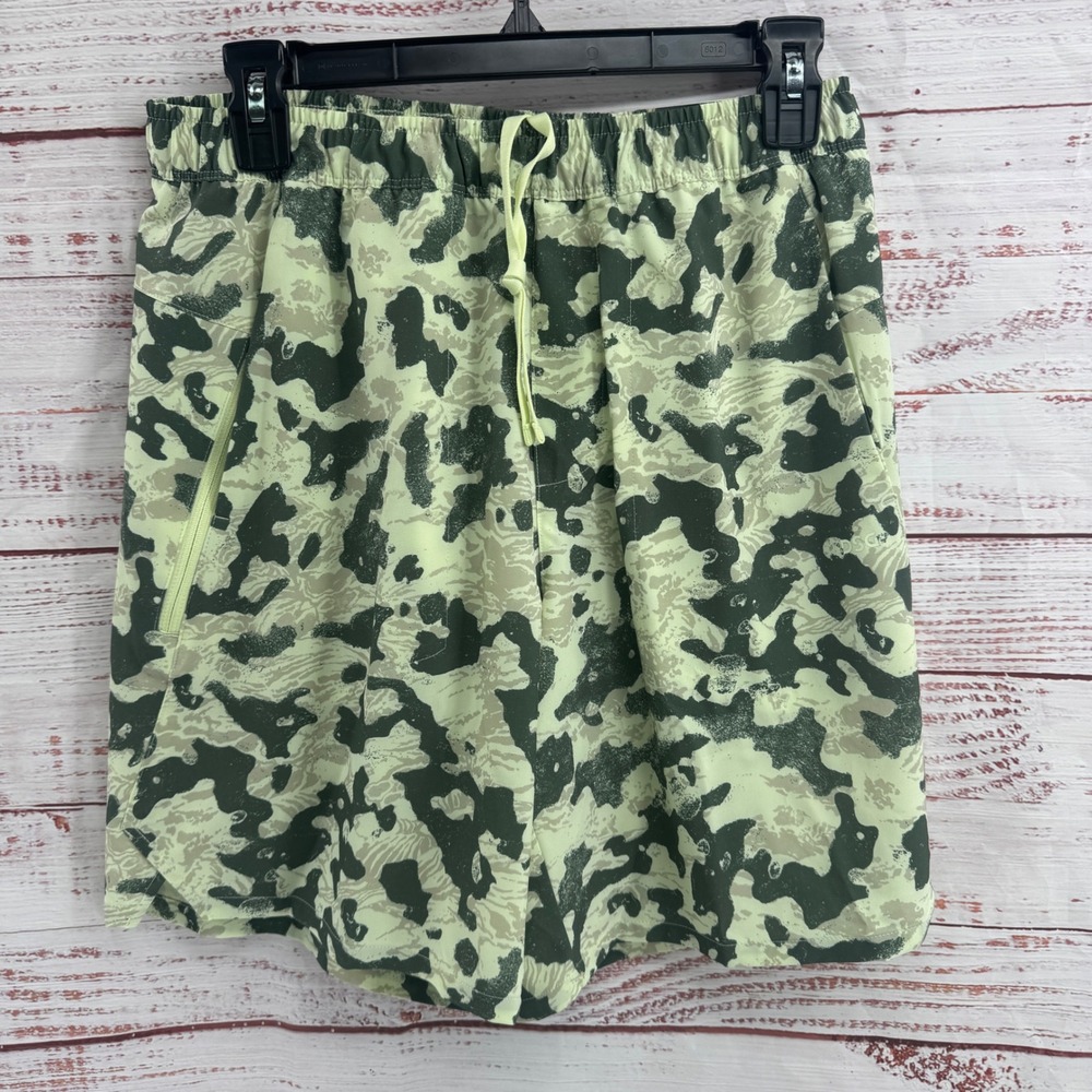 DSG Shorts Mens Size Small Surfs Up Neon Green‎ Camo Athletic Fit NEW